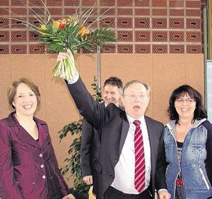 Werner Schieder nach seiner Wiederwahl mit Annette Karl (links) und Gisela Birner (Bezirksgeschäftsführerin)