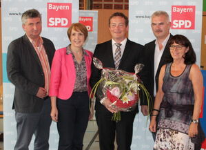 Der neugewählt Vorstand: Herbert Schmid, Annette Karl, Uli Grötsch, Uli Roth, Gisela Birner, Geschäftsführerin