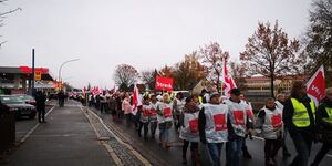 Marsch der Beteiligten des Warnstreiks zur Stadthalle